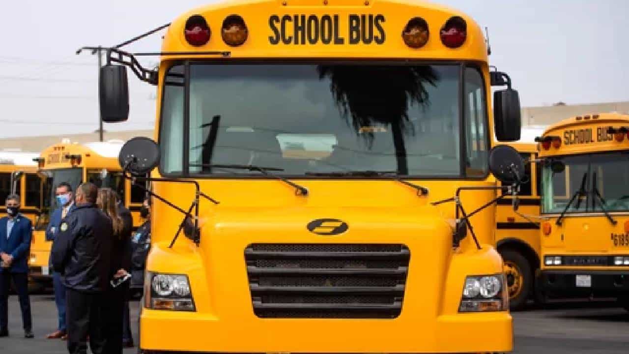 बस चालवताना ड्रायव्हर अचानक बेशुद्ध, 7 वीतल्या विद्यार्थ्याच्या प्रसंगावधानाने वाचवले 66 विद्यार्थ्यांचे प्राण