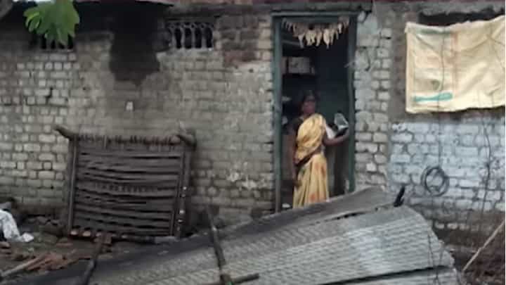 राज्यभरात अवकाळीचा फेरा अन् बळीराजा संकटात, अनेक जिल्ह्यात वादळी वाऱ्यासह गारपिटीचा फटका राज्यभरात अवकाळीचा फेरा अन् बळीराजा संकटात, अनेक जिल्ह्यात वादळी वाऱ्यासह गारपिटीचा फटका
