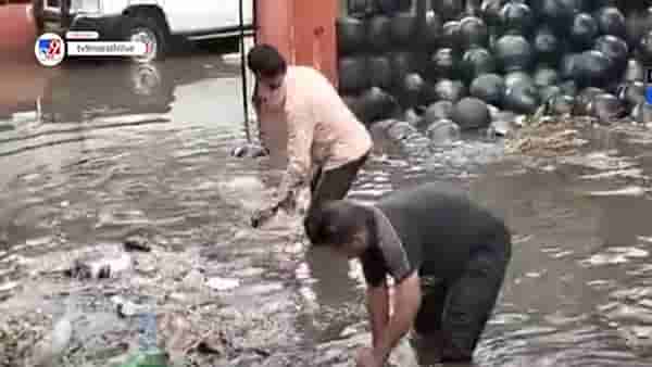 अवकाळी पावसानं हाहाकार, शेताचं तळं तर रस्त्यावर साचलं गुडघाभर पाणी