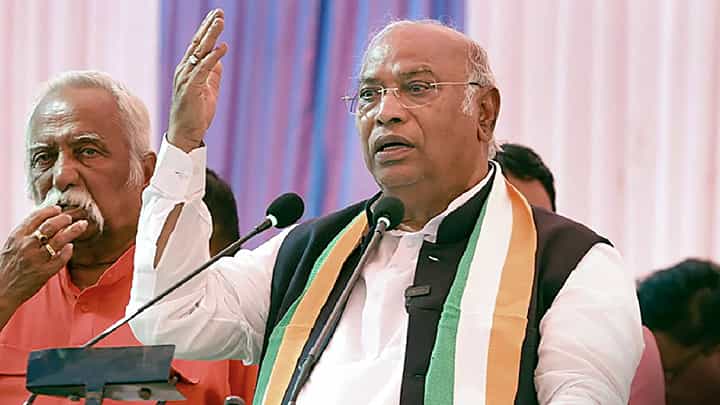 खरगेंच्या वक्तव्यावर राज्यातला राष्ट्रवादी काँग्रेसचा बडा नेता भडकला; म्हणाला, ही आपली.... खरगेंच्या वक्तव्यावर राज्यातला राष्ट्रवादी काँग्रेसचा बडा नेता भडकला; म्हणाला, ही आपली....