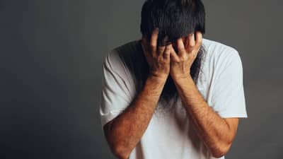 सायेब...वो सायेब... मला माझ्या बायकोपासून वाचवा हो... लय... पोलीस आयुक्तांसमोर ढसाढसा रडला कापड व्यापारी