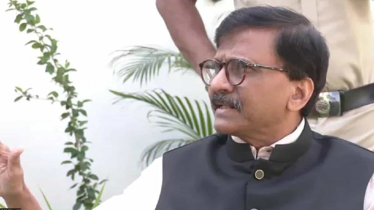 हिंदुत्ववादी सरकारचा इस्लामिक ऑईल रिफायनरीसाठी मराठी माणसावर हल्ला; संजय राऊत यांचा हल्लाबोल हिंदुत्ववादी सरकारचा इस्लामिक ऑईल रिफायनरीसाठी मराठी माणसावर हल्ला; संजय राऊत यांचा हल्लाबोल