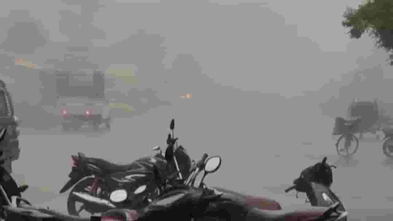 नाशिकच्या शेतकऱ्यांची अवकाळी काही पाठ सोडेना, उभी पिके आडवी, बळीराजाचं अतोनात नुकसान नाशिकच्या शेतकऱ्यांची अवकाळी काही पाठ सोडेना, उभी पिके आडवी, बळीराजाचं अतोनात नुकसान