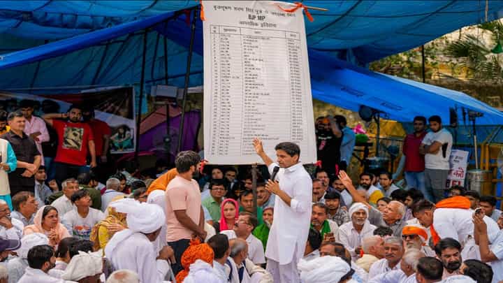 बृजभूषण सिंह यांचा राजीनाम्यास नकार, आता आंदोलकांची भूमिका काय? बृजभूषण सिंह यांचा राजीनाम्यास नकार, आता आंदोलकांची भूमिका काय?