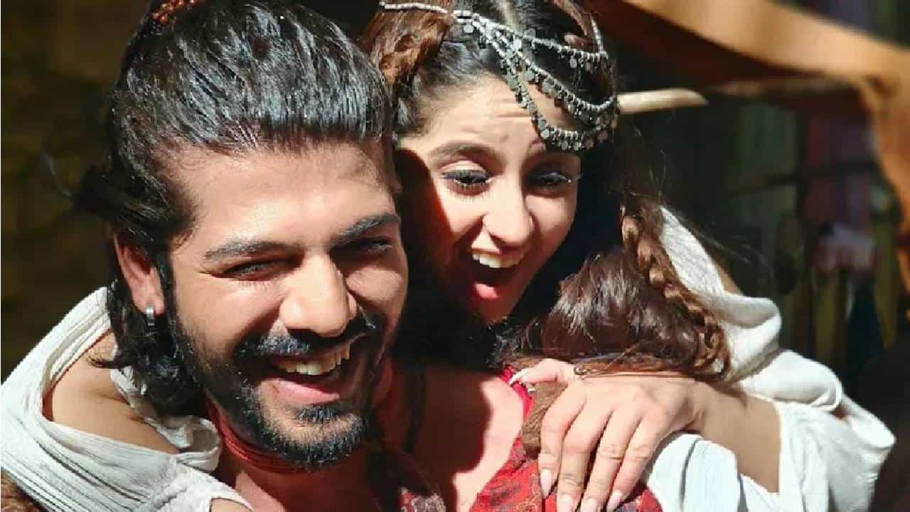 टीव्ही अभिनेत्री तुनिशा शर्मा हिने अली बाबा मालिकेच्या सेटवर गळफास घेत आत्महत्या केली. तुनिशाच्या आत्महत्येनंतर सर्वांनाच मोठा धक्का बसला. यानंतर शीजान खान याचे नाव प्रचंड चर्चेत आले.