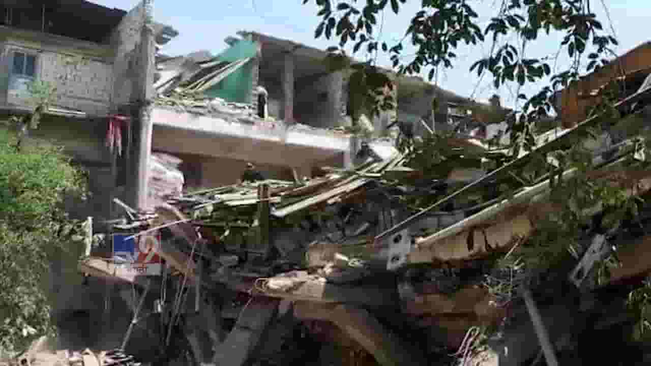 अन् तीन मजली इमारत पत्त्यांसारखी कोसळली, 40 ते 50 जण ढिगाऱ्याखाली अडकल्याची भीती अन् तीन मजली इमारत पत्त्यांसारखी कोसळली, 40 ते 50 जण ढिगाऱ्याखाली अडकल्याची भीती