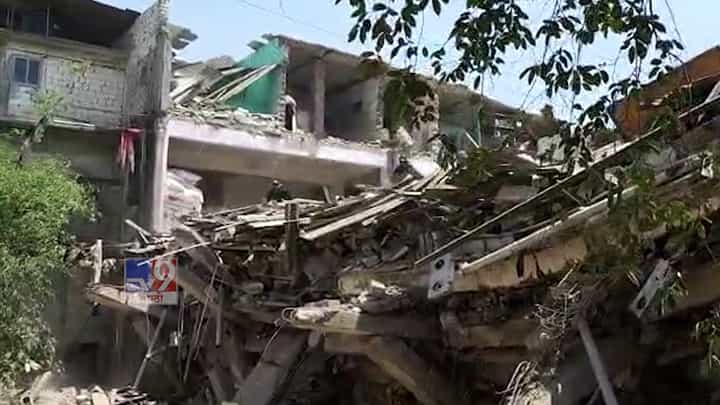 अन् तीन मजली इमारत पत्त्यांसारखी कोसळली, 40 ते 50 जण ढिगाऱ्याखाली अडकल्याची भीती अन् तीन मजली इमारत पत्त्यांसारखी कोसळली, 40 ते 50 जण ढिगाऱ्याखाली अडकल्याची भीती