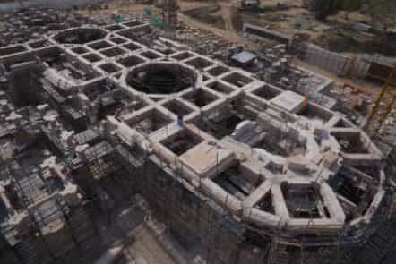 अयोध्येतील राम मंदिरात श्रीरामाची प्राणप्रतिष्ठा कधी होणार? या प्रश्नाचे उत्तर मिळाले आहे. अयोध्येत रामललाची प्राणप्रतिष्ठा 22 जानेवारी 2024 रोजी होणार आहे. त्यासाठी काम वेगाने सुरु आहे. या कामची ड्रोन फोटोही प्रथमच आले आहे.