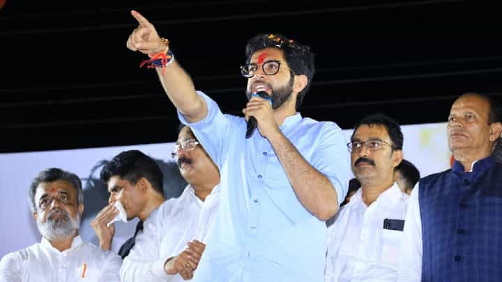 आदित्य ठाकरे यांच्या टीकेवर शिवसेना नेत्याची टीका; म्हणाला, ‘ठाकरे गटाच्या आमदारांमध्ये... त्यामुळे...’ आदित्य ठाकरे यांच्या टीकेवर शिवसेना नेत्याची टीका; म्हणाला, ‘ठाकरे गटाच्या आमदारांमध्ये... त्यामुळे...’