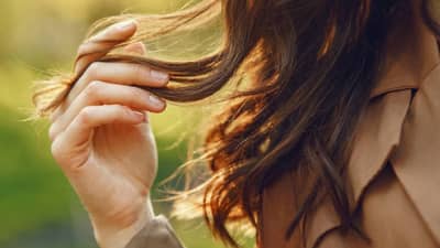 या चुकांमुळे उन्हाळ्यात झेलावा लागतो केसगळतीचा त्रास, बचावाचे उपाय शिकून घ्या