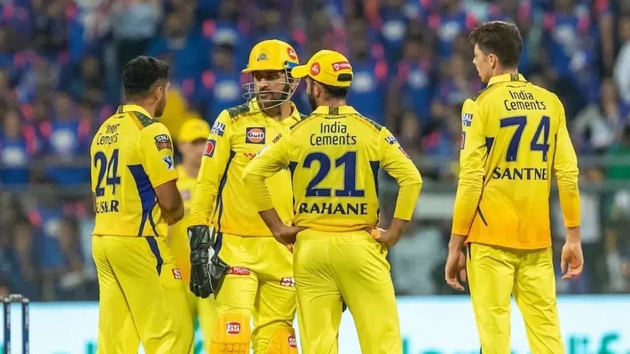 आयपीएल 2023 स्पर्धेत चेन्नई सुपर किंग्स जबरदस्त कामगिरी करत आहे. आठ पैकी पाच सामन्यात विजय मिळवत दहा गुणांसह चेन्नईचा संघ अव्वल स्थानी आहे. गुणतालिकेतील पहिल्या चार संघांचे प्रत्येकी दहा गुण आहेत. मात्र राजस्थान रॉयल्स विरुद्धचा सामना चेन्नईने 32 धावांनी गमावल्याने रनरेटवर फरक पडला. असं असलं तरी रवींद्र जडेजाच्या शिरपेचात मानाचा तुरा खोवला गेला आहे.