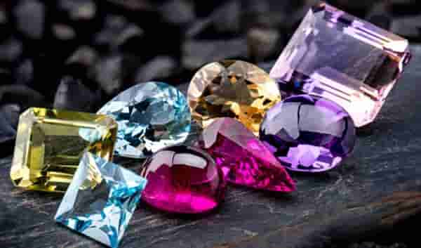 Astrology : राशीनुसार रत्न घातल्यास मिळतात शुभ परिणाम, तुमच्या राशीला आहे हे रत्न फायदेशीर