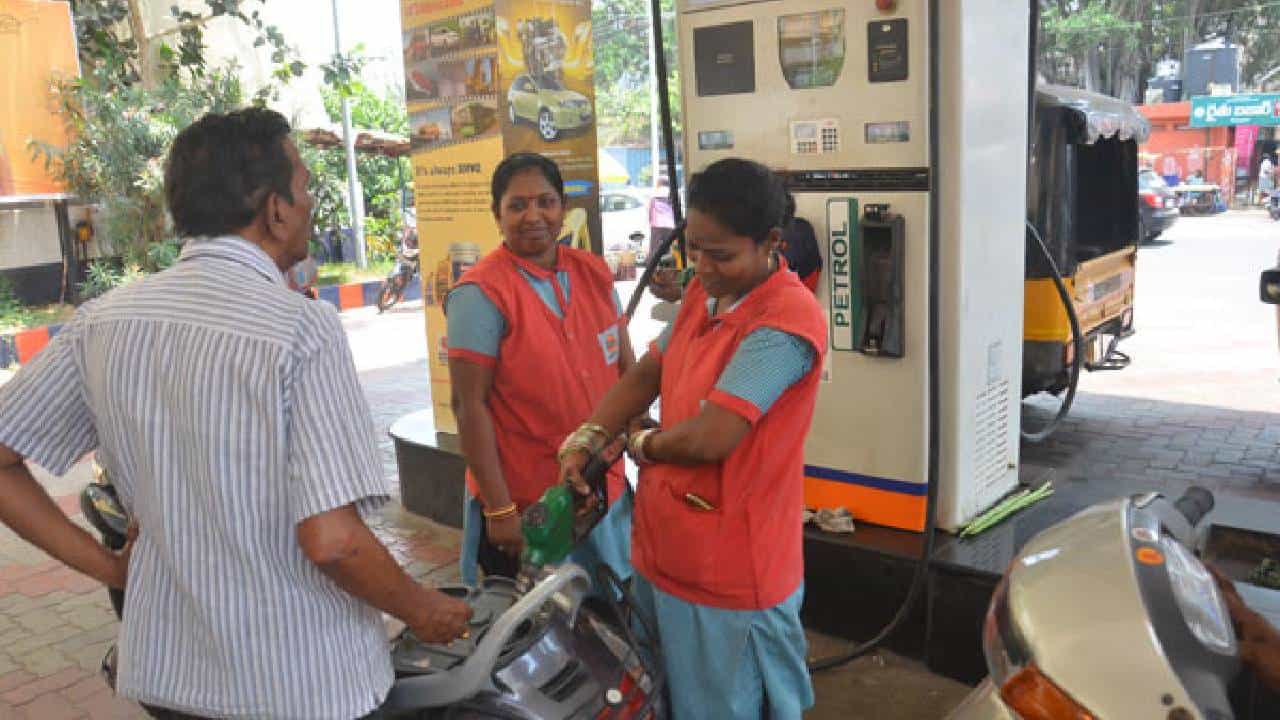 Petrol Diesel Price Today : फिरण्याच्या मूडला घाला आवर, आजचा पेट्रोल-डिझेलचा भाव माहिती आहे का?
