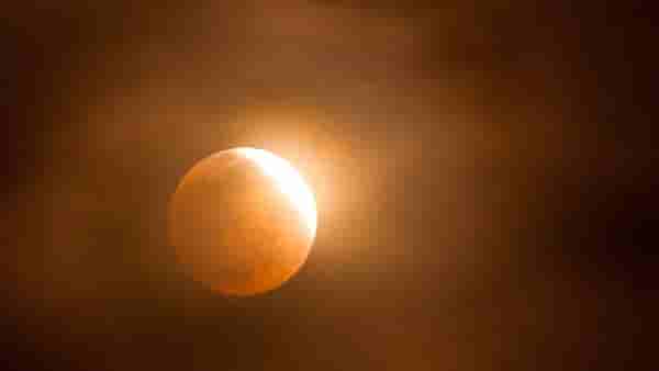 Chandra Grahan 2023 : वर्षाच्या पहिल्या चंद्रग्रहणाला मेष राशीत जुळून येतोय चतुर्ग्रही योग, या राशीच्या लोकांवर होणार परिणाम