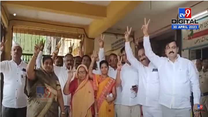 साताऱ्यात 8 कृषी उत्पन्न बाजार समिती निवडणूक, कराडमध्ये मतदानाला सुरूवात साताऱ्यात 8 कृषी उत्पन्न बाजार समिती निवडणूक, कराडमध्ये मतदानाला सुरूवात