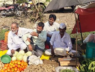 VIDEO | माकडाशी मस्ती करणं मुलीला महागात पडलं, तिचे केस ओढून तिला धडा शिकवला, पाहा व्हिडीओ