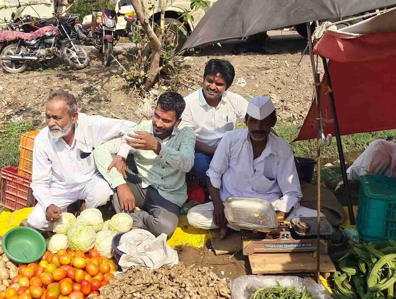 बाजारात भाजीपाला विकणाऱ्या शेतकऱ्याचा मुलगा झाला बाजार समितीत संचालक, जाणून घ्या आतापर्यंतचा प्रवास