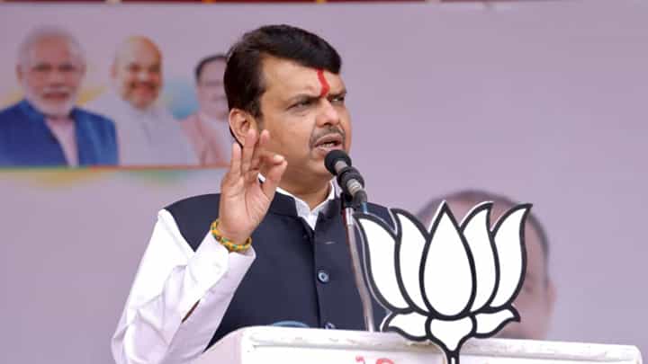 बेळगावात भगवा वारंवार उतरवला जातोय, भूमिका घ्याच; सत्कार करू, राऊत फडणवीस यांच्यावर भडकले बेळगावात भगवा वारंवार उतरवला जातोय, भूमिका घ्याच; सत्कार करू, राऊत फडणवीस यांच्यावर भडकले