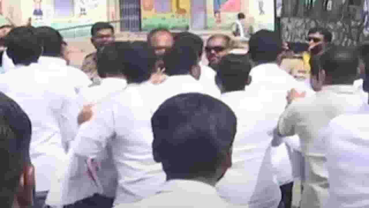 बाजार समितीच्या निवडणुकीदरम्यान राडा, पोलीस आणि कार्यकर्ते कुठं भिडले?