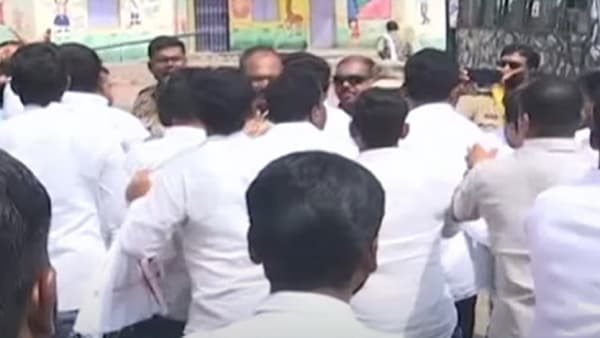 बाजार समितीच्या निवडणुकीदरम्यान राडा, पोलीस आणि कार्यकर्ते कुठं भिडले?