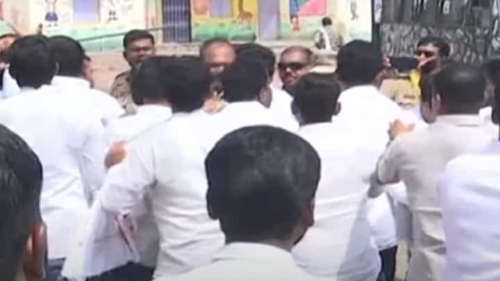 बाजार समितीच्या निवडणुकीदरम्यान राडा, पोलीस आणि कार्यकर्ते कुठं भिडले? बाजार समितीच्या निवडणुकीदरम्यान राडा, पोलीस आणि कार्यकर्ते कुठं भिडले?