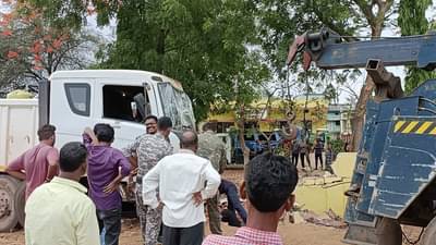 जाण्याचे साधन नसल्याने ट्रकमध्ये बसला नि घात झाला, दुचाकीला वाचवण्याच्या प्रयत्नात मोठा अपघात