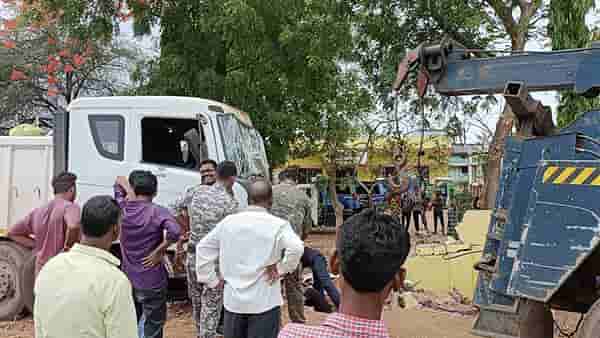 जाण्याचे साधन नसल्याने ट्रकमध्ये बसला नि घात झाला, दुचाकीला वाचवण्याच्या प्रयत्नात मोठा अपघात