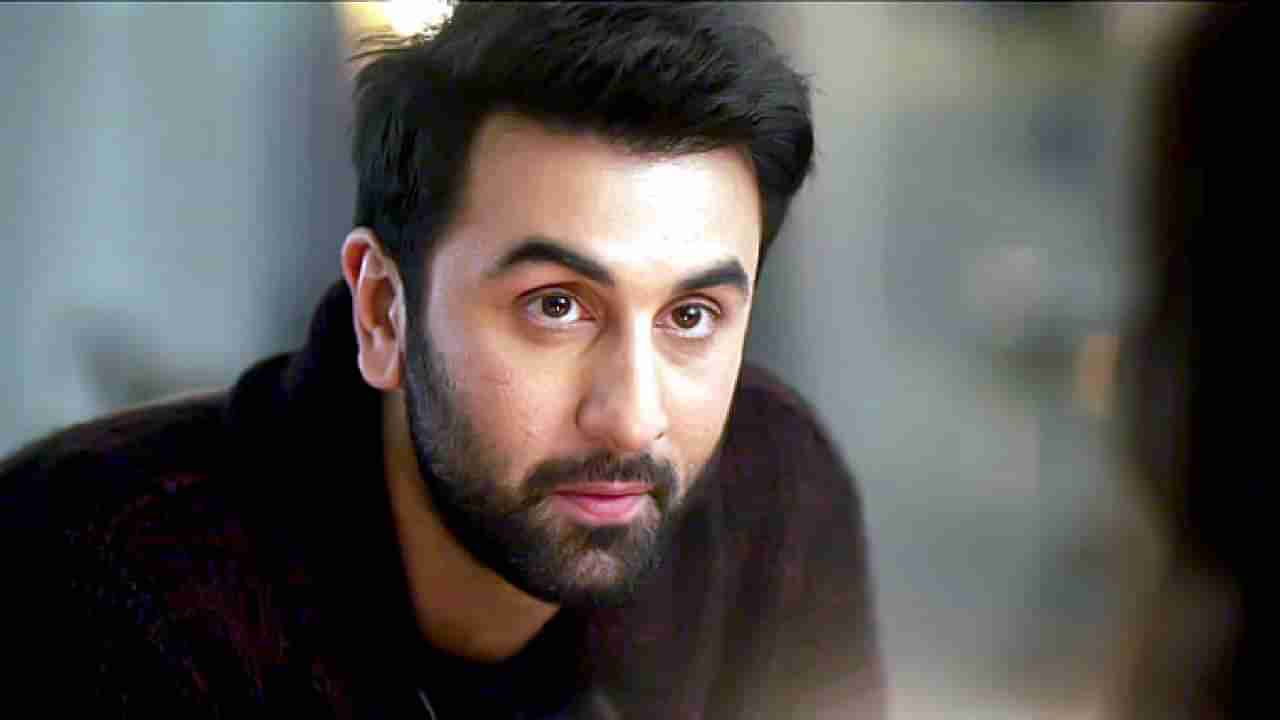 Ranbir Kapoor | थेट रणबीर कपूर याचा पाठलाग करत एका व्यक्तीने केले हे कृत्य, चाहत्यांमध्ये संतापाची लाट