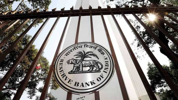 रिझर्व्ह बँकेने रेपो रेटमध्ये घेतला मोठा निर्णय; सलग तिसऱ्यांदा रेपो रेटवर घेतला हा निर्णय रिझर्व्ह बँकेने रेपो रेटमध्ये घेतला मोठा निर्णय; सलग तिसऱ्यांदा रेपो रेटवर घेतला हा निर्णय