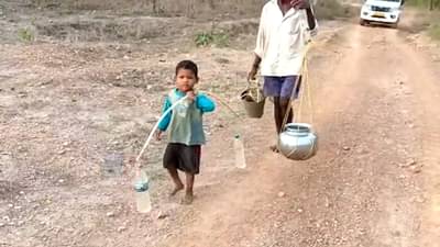 किती बदलल्या पिढ्या, किती बदलली सरकारं,  वाढली फक्त उष्णता आणि पाण्यासाठी चिमुकल्यांची पायपीट