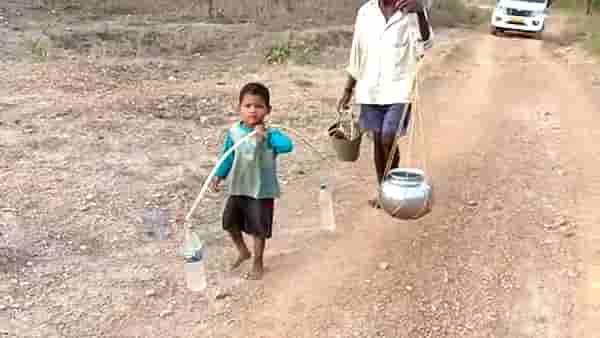 किती बदलल्या पिढ्या, किती बदलली सरकारं, वाढली फक्त उष्णता आणि पाण्यासाठी चिमुकल्यांची पायपीट