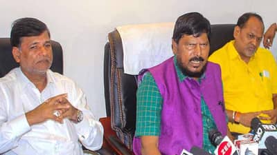 जानकर, आठवले, विनायकराव यांना मी हाताला धरून आणलं; भाजपच्या या नेत्याने मनातील खदखद दाखवून दिली...