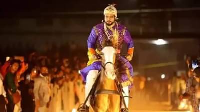 मोठी बातमी ! खासदार अमोल कोल्हे जखमी; शिवपुत्र संभाजी महानाट्यावेळी घोड्यावरून एन्ट्री घेताना काय घडलं?