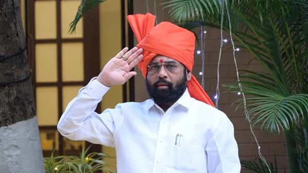 आज 63 वा महाराष्ट्र दिन आहे. त्यानिमित्त मुख्यमंत्री एकनाथ शिंदे यांनी हुतात्म्यांना अभिवादन केलं.