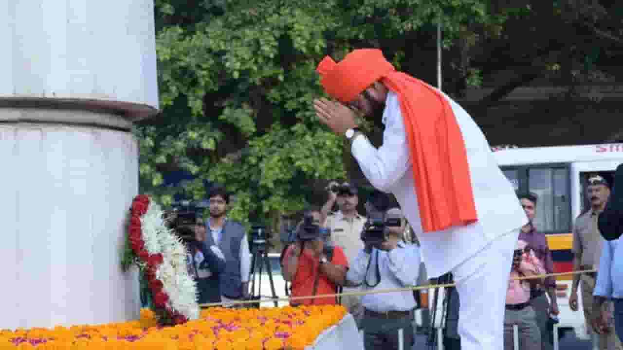 Maharashtra Din : मुख्यमंत्री एकनाथ शिंदे यांचं हुतात्म्यांना अभिवादन