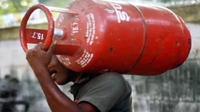 मोठी गिफ्ट... घरगुती गॅस सिलिंडरची या महिन्यातील किमत किती?; दर करा पटापट चेक