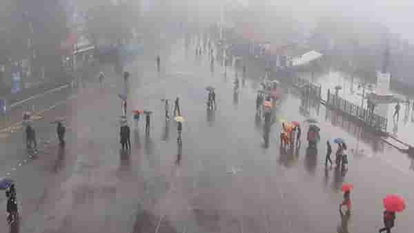हिवाळ्यानंतर डायरेक्ट पावसाळा आला काय ? शिमल्यात 17 वर्षांनंतर एप्रिलमध्ये सर्वाधिक मुसळधार पाऊस, नागरिकांची उडवली भंबेरी