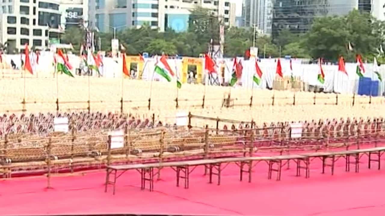 मुंबईच्या बीकेसी येथे वज्रमूठ सभेची तयारी अंतिम टप्प्यात, बघा ‘मविआ’चं शक्तीप्रदर्शन