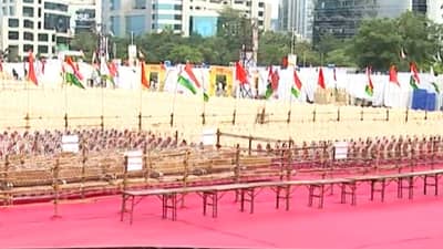 मुंबईच्या बीकेसी येथे वज्रमूठ सभेची तयारी अंतिम टप्प्यात, बघा ‘मविआ’चं शक्तीप्रदर्शन