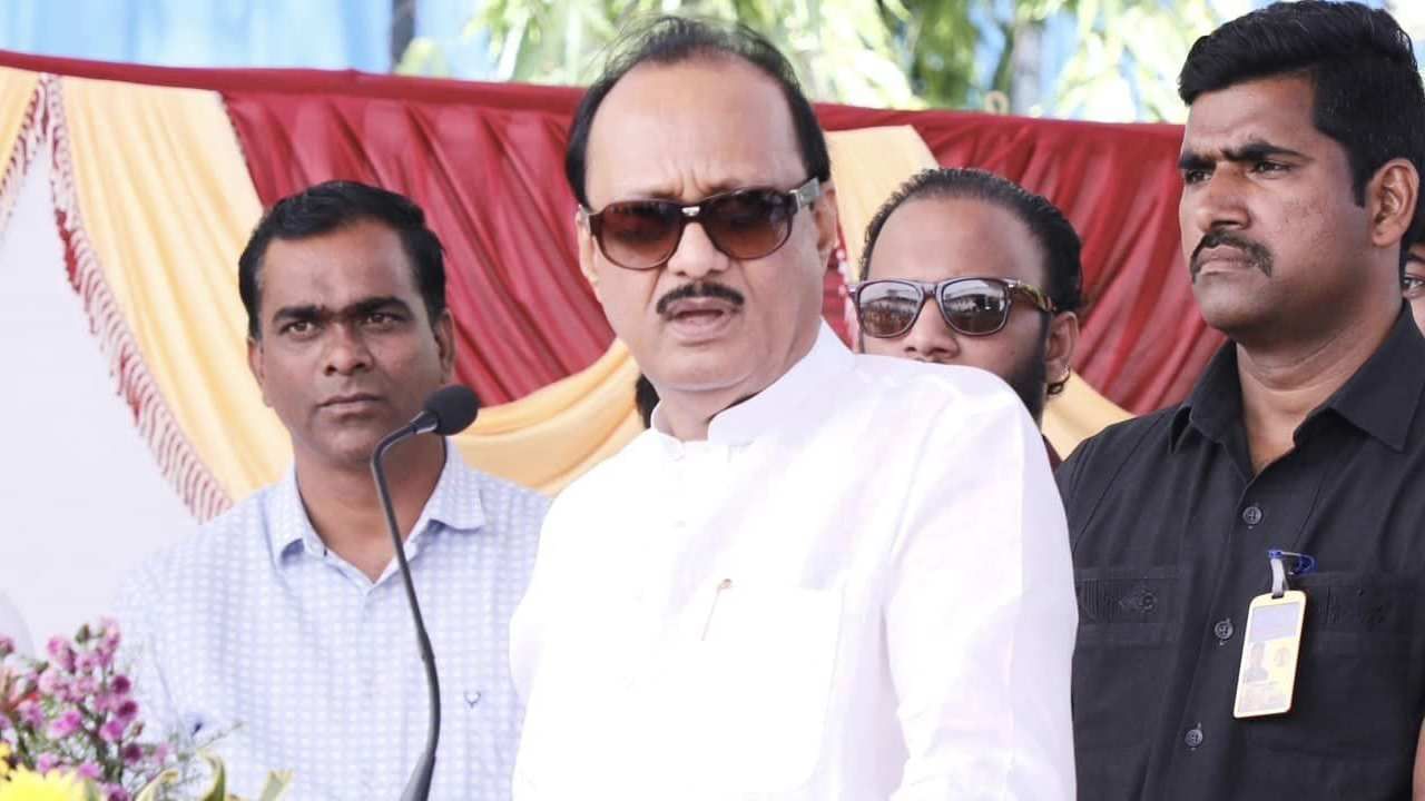 अजित पवार शरीराने वज्रमूठसभेत पण मनाने कुठे? 4 दिवसात कळेल!; शिवसेना नेत्याचं वक्तव्य अजित पवार शरीराने वज्रमूठसभेत पण मनाने कुठे? 4 दिवसात कळेल!; शिवसेना नेत्याचं वक्तव्य
