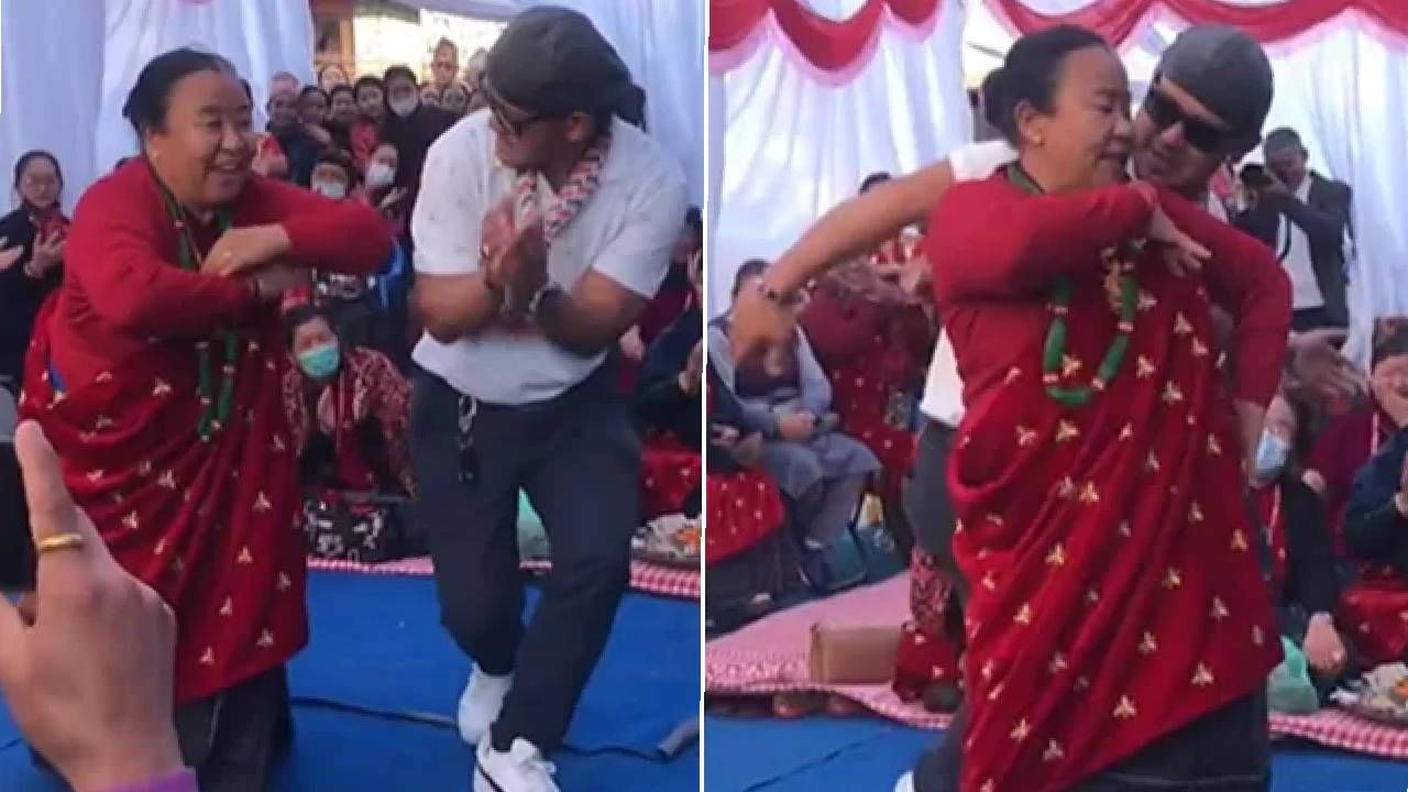 VIDEO | 'डफली वाले' गाण्यावर आंटीचा असा दमदार डान्स, नेटकऱ्यांनी केलं कौतुक, पाहा व्हिडीओ VIDEO | 'डफली वाले' गाण्यावर आंटीचा असा दमदार डान्स, नेटकऱ्यांनी केलं कौतुक, पाहा व्हिडीओ