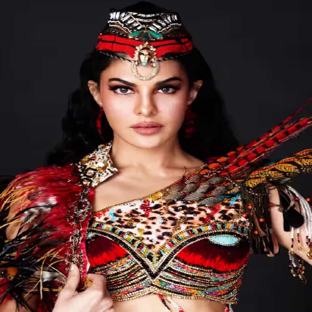 अभिनेत्री जॅकलिन फर्नांडीस (Jacqueline Fernandez) हिचे अनेक फोटो आणि व्हिडीओ सोशल मीडियावर व्हायरल होत असतात. आता देखील अभिनेत्रीचे काही हटके फोटो सोशल मीडियावर व्हायरल होत आहेत.