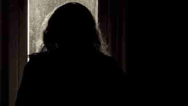 Crime News : महिलेला शौचापासून रोखलं, लाठ्या, चाकू घेऊन दोन गट भिडले