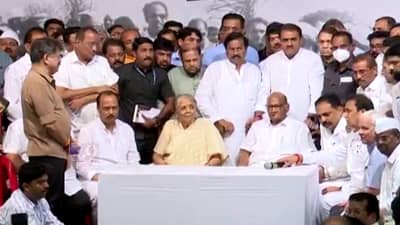 Sharad Pawar Resigned | निवृत्तीच्या घोषणेनंतर ‘सिल्व्हर ओक’वर बैठकांचं सत्र, कोण घेणार शरद पवार यांची भेट?