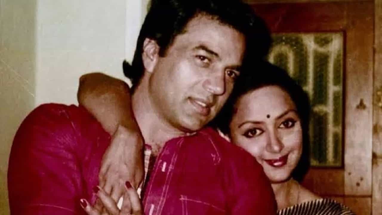 अभितेने धर्मेंद्र आणि अभिनेत्री हेमा मालिनी यांच्या लग्नाला ४३ वर्ष झाले आहेत. या खास दिवसाचं निमित्त साधत हेमा मालिनी यांनी धर्मेंद्र यांच्यासोबत काही फोटो शेअर केले आहे.