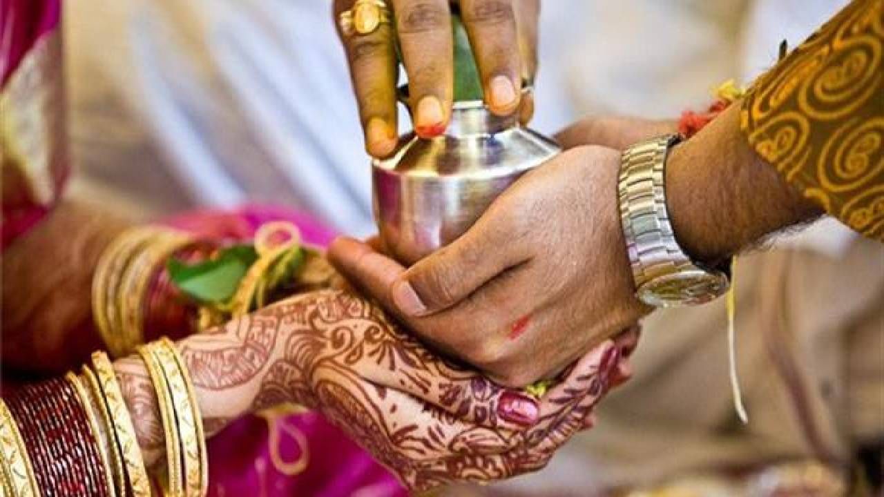 Nadi Dosh : काय असतो नाडी दोष? ज्यामुळे वैवाहिक जीवनात येतात समस्या Nadi Dosh : काय असतो नाडी दोष? ज्यामुळे वैवाहिक जीवनात येतात समस्या