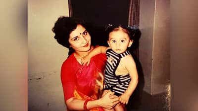 आईच्या कडेवर बसलेलं गोंडस बाळ आता आहे बॉलिवूडचा सुपरस्टार, ओळखा पाहू कोण आहे?