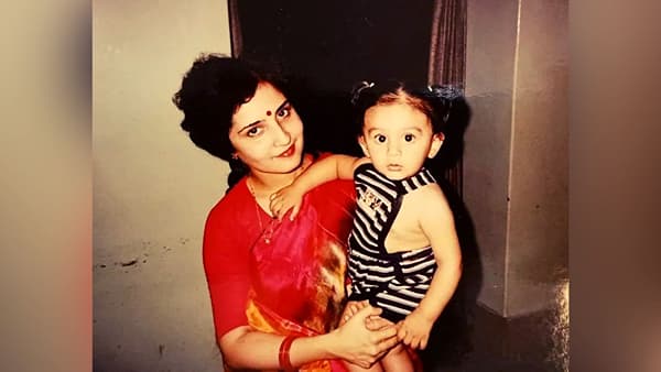 आईच्या कडेवर बसलेलं गोंडस बाळ आता आहे बॉलिवूडचा सुपरस्टार, ओळखा पाहू कोण आहे?