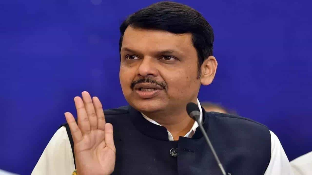 पवारांनी अध्यक्षपद सोडलं; देवेंद्र फडणवीस म्हणाले की…