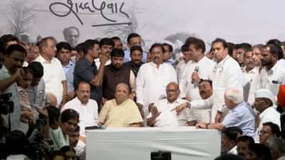 दणके आणि हादरे... शरद पवार यांनी निवृत्तीची घोषणा करताच राजीनामा सत्र सुरू; जिल्हाध्यक्षांपासून सर्वांचेच राजीनामे